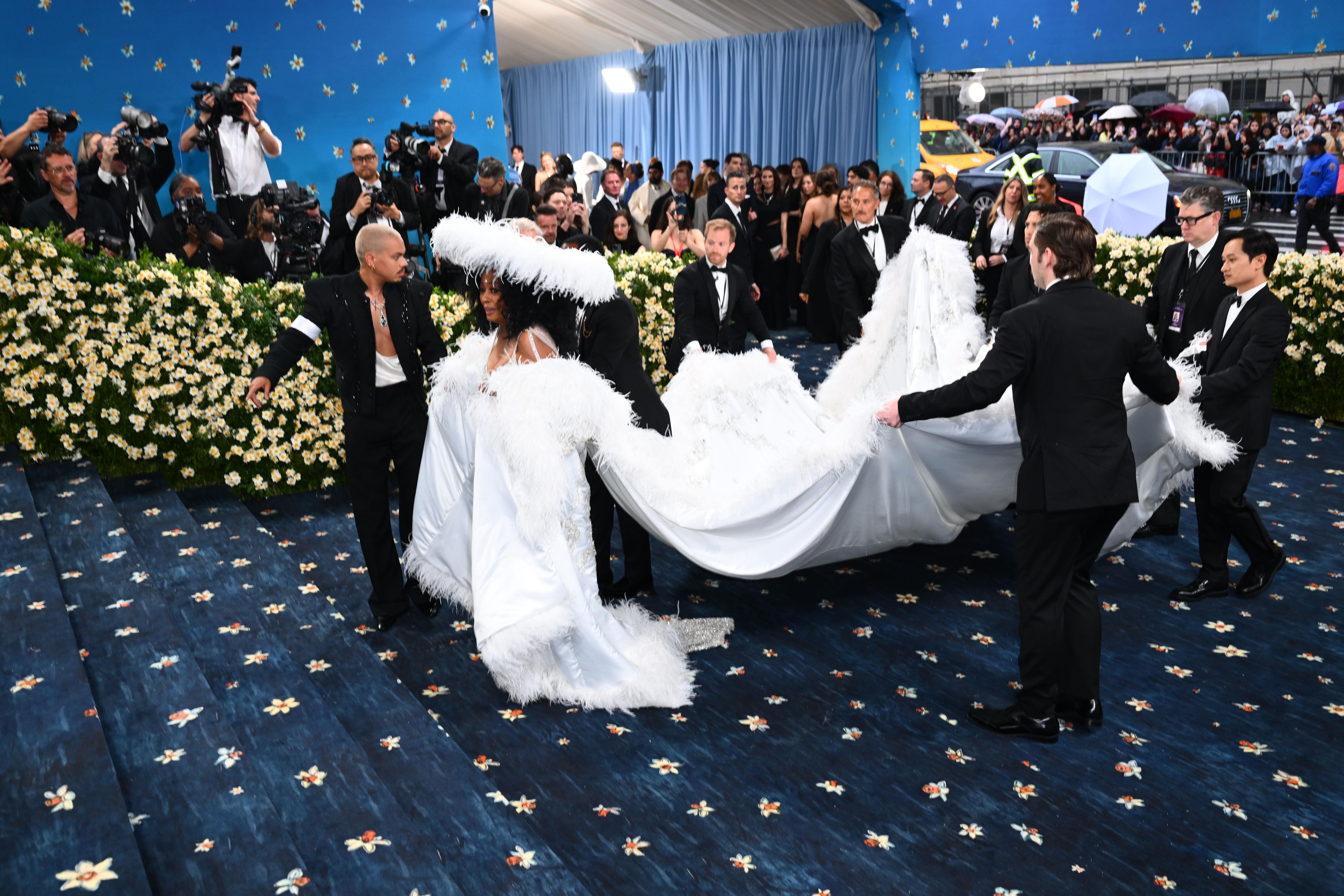 Met Gala／黛咪摩尔化身“一条领带”！Diana Ross蛋饼礼服翻版巨大裙抢镜 时尚穿搭 图1张