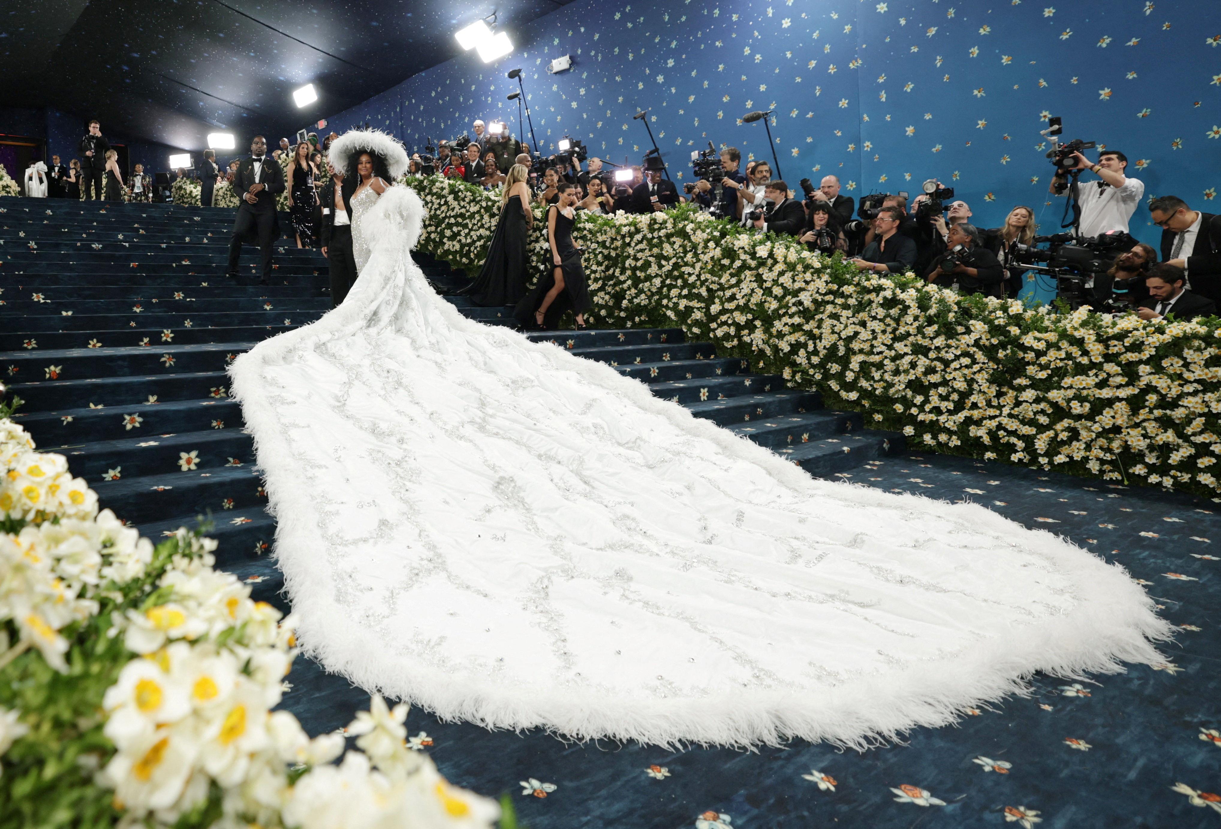 Met Gala／黛咪摩尔化身“一条领带”！Diana Ross蛋饼礼服翻版巨大裙抢镜 时尚穿搭 图2张