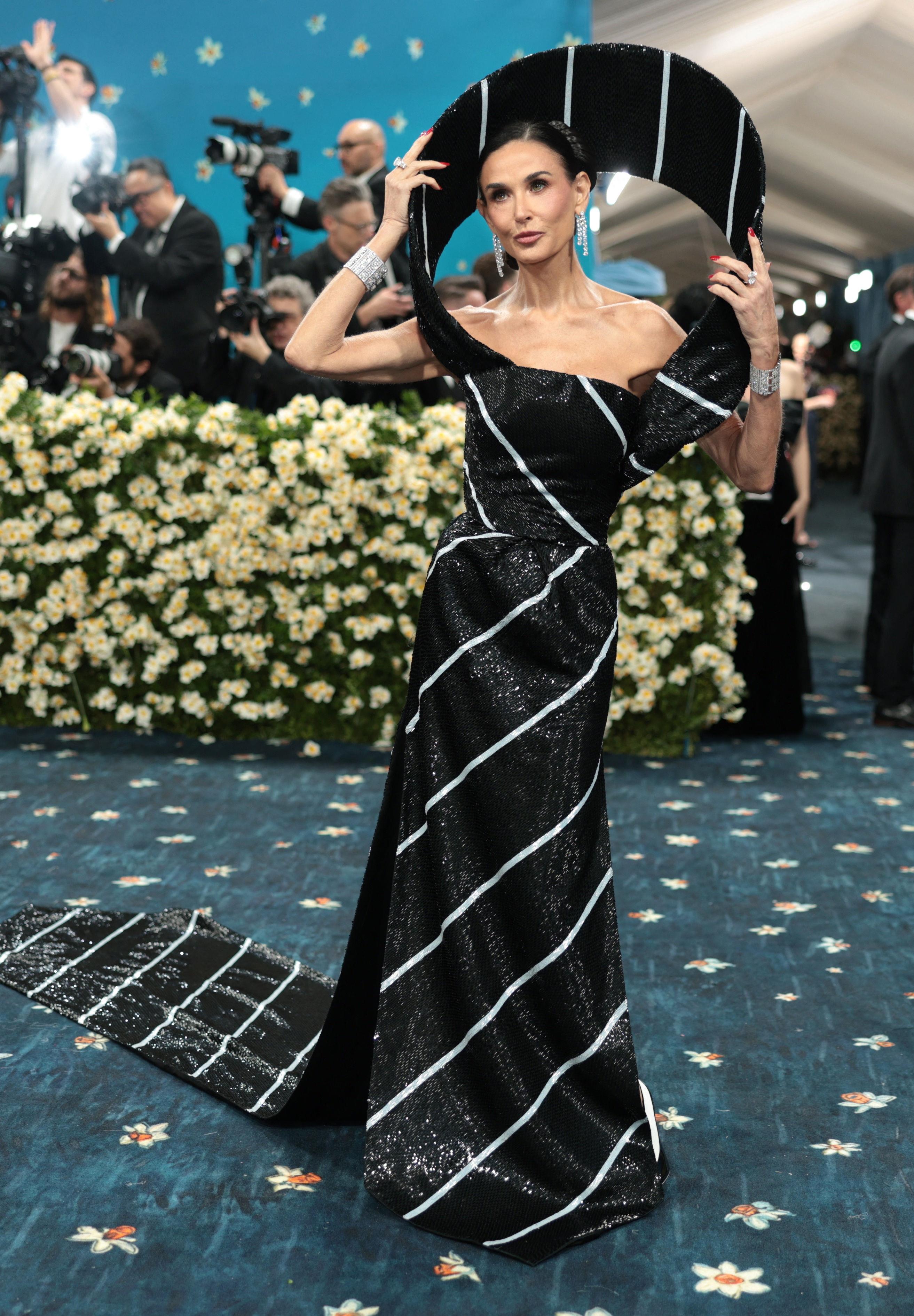 Met Gala／黛咪摩尔化身“一条领带”！Diana Ross蛋饼礼服翻版巨大裙抢镜 时尚穿搭 图4张
