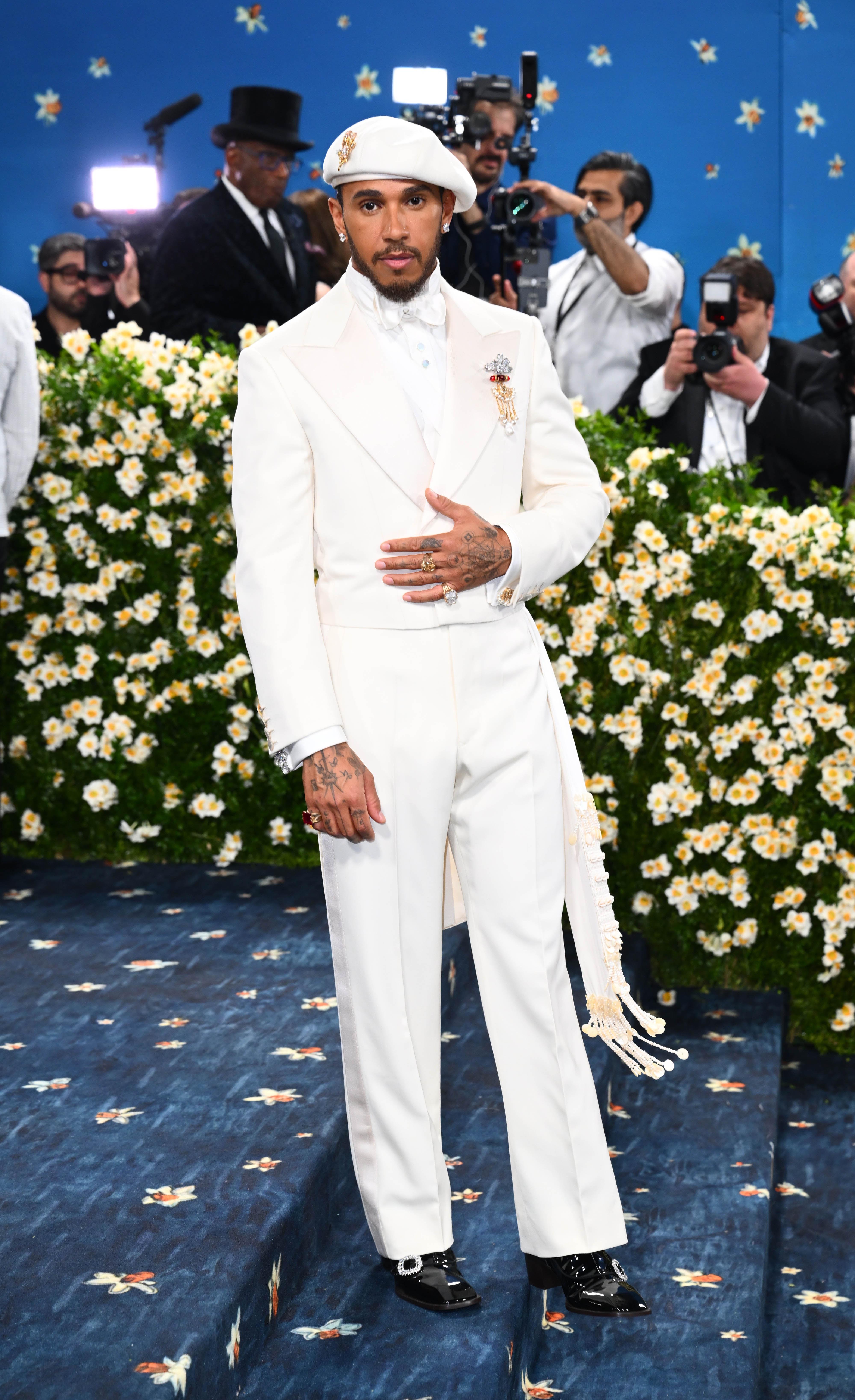 Met Gala／菲董LV外套镶10万颗珍珠　联合主席男星斗篷下有玄机 时尚穿搭 图3张