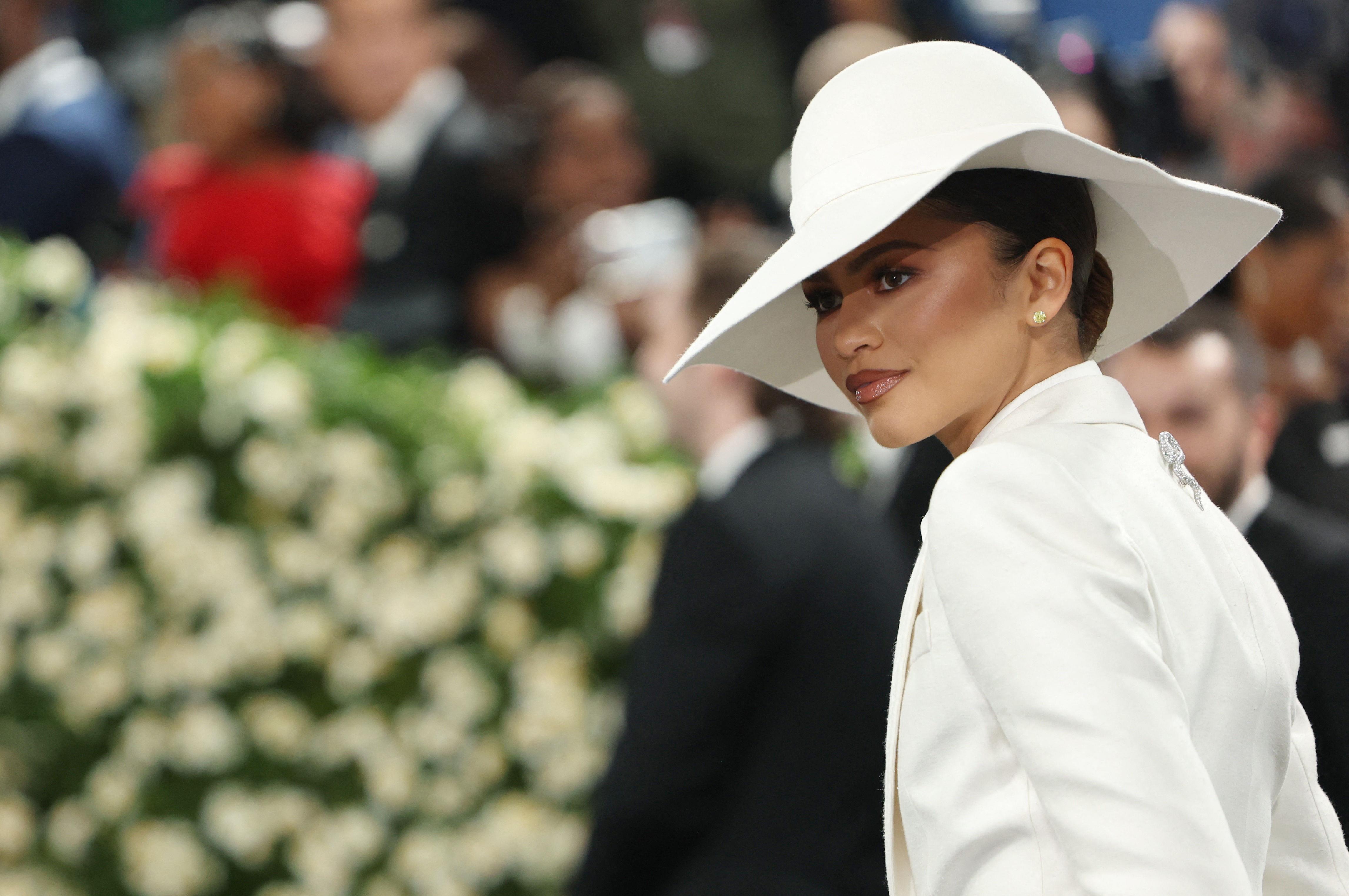 Met Gala／Jennie人间香奈儿裤裙气势超强！红毯战神Zendaya白西装比帅 时尚穿搭 图2张