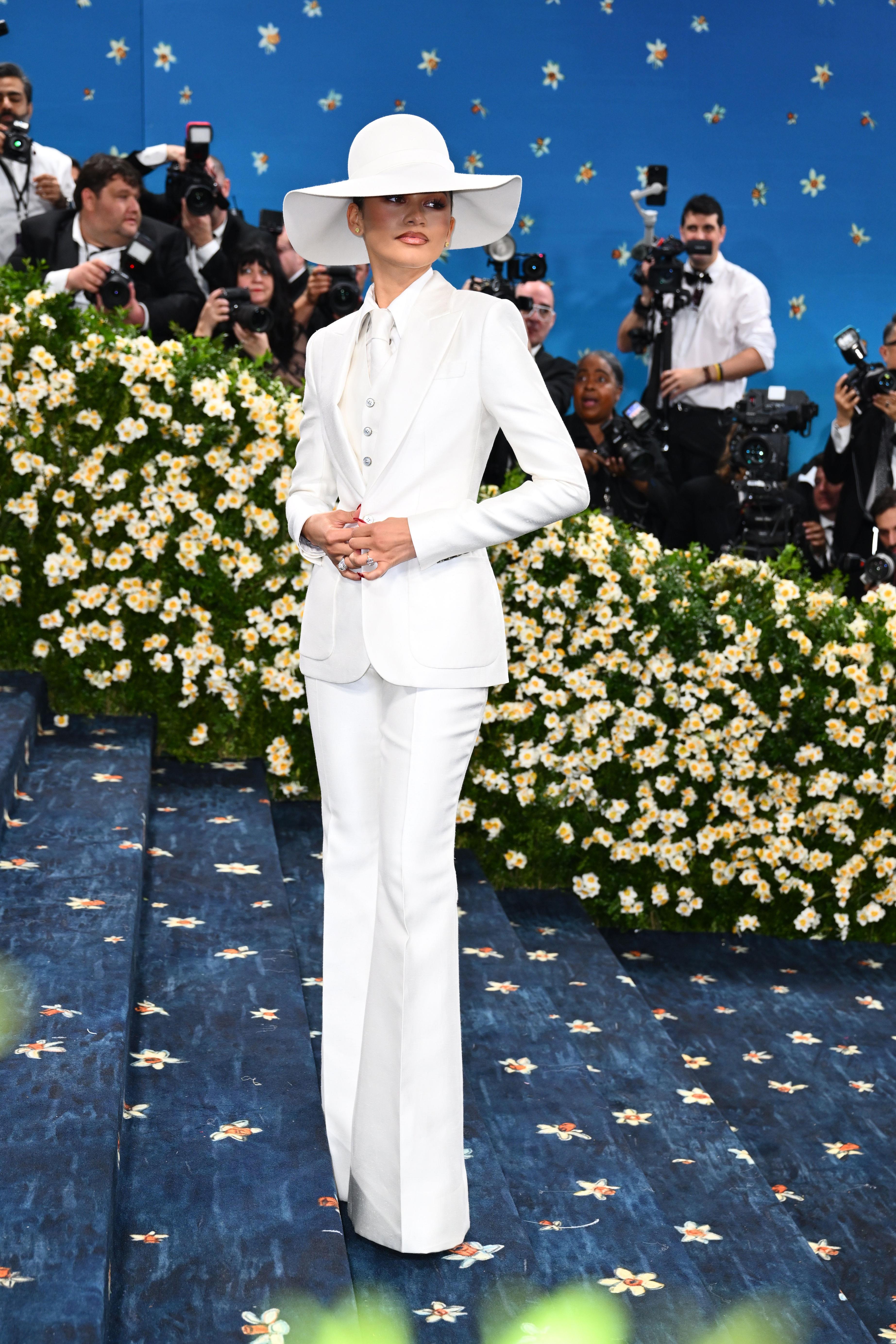 Met Gala／Jennie人间香奈儿裤裙气势超强！红毯战神Zendaya白西装比帅 时尚穿搭 图3张