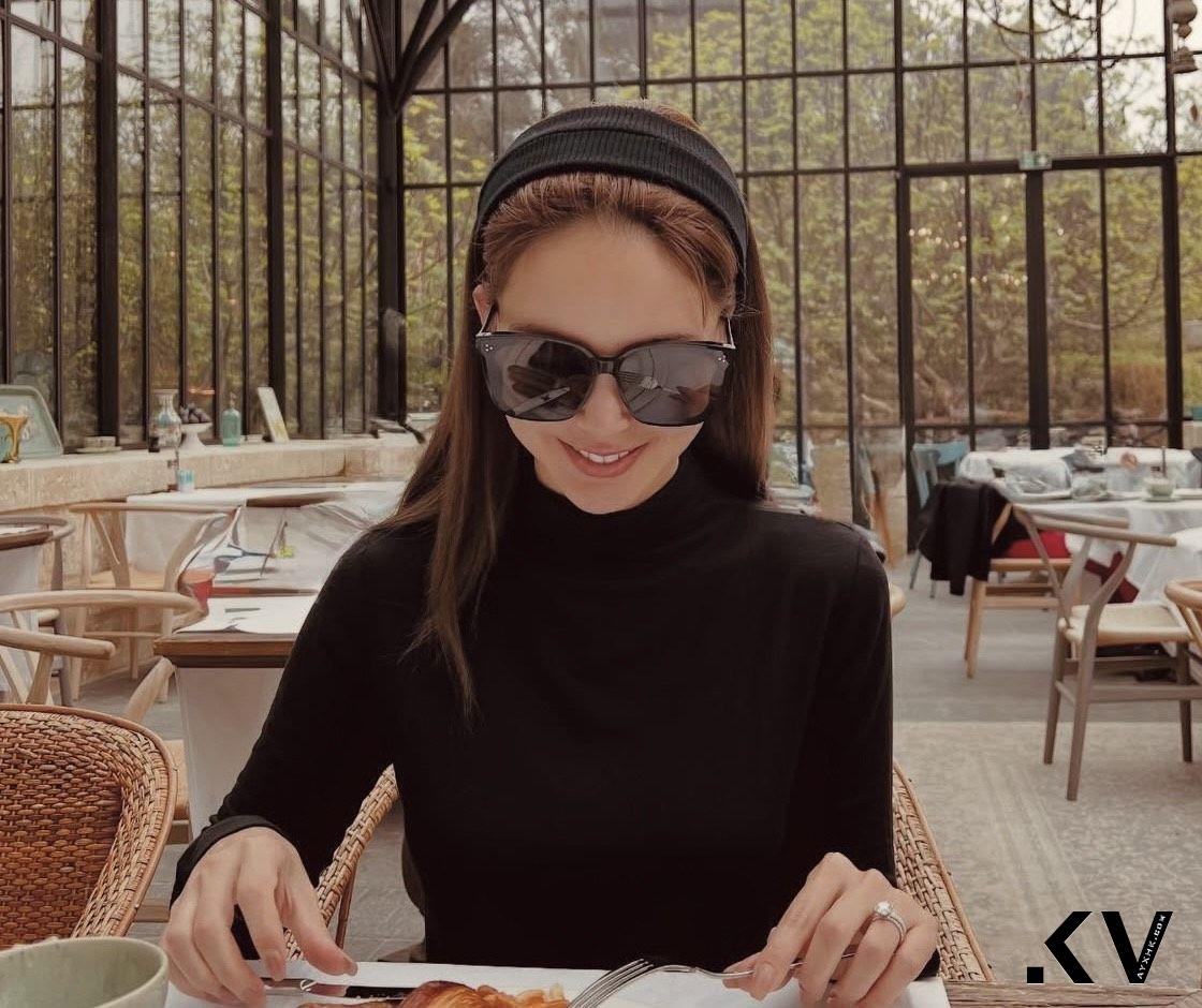 昆凌背23万香奈儿新包配巨钻戒出游　牵周董赏美景甜爆 时尚穿搭 图2张