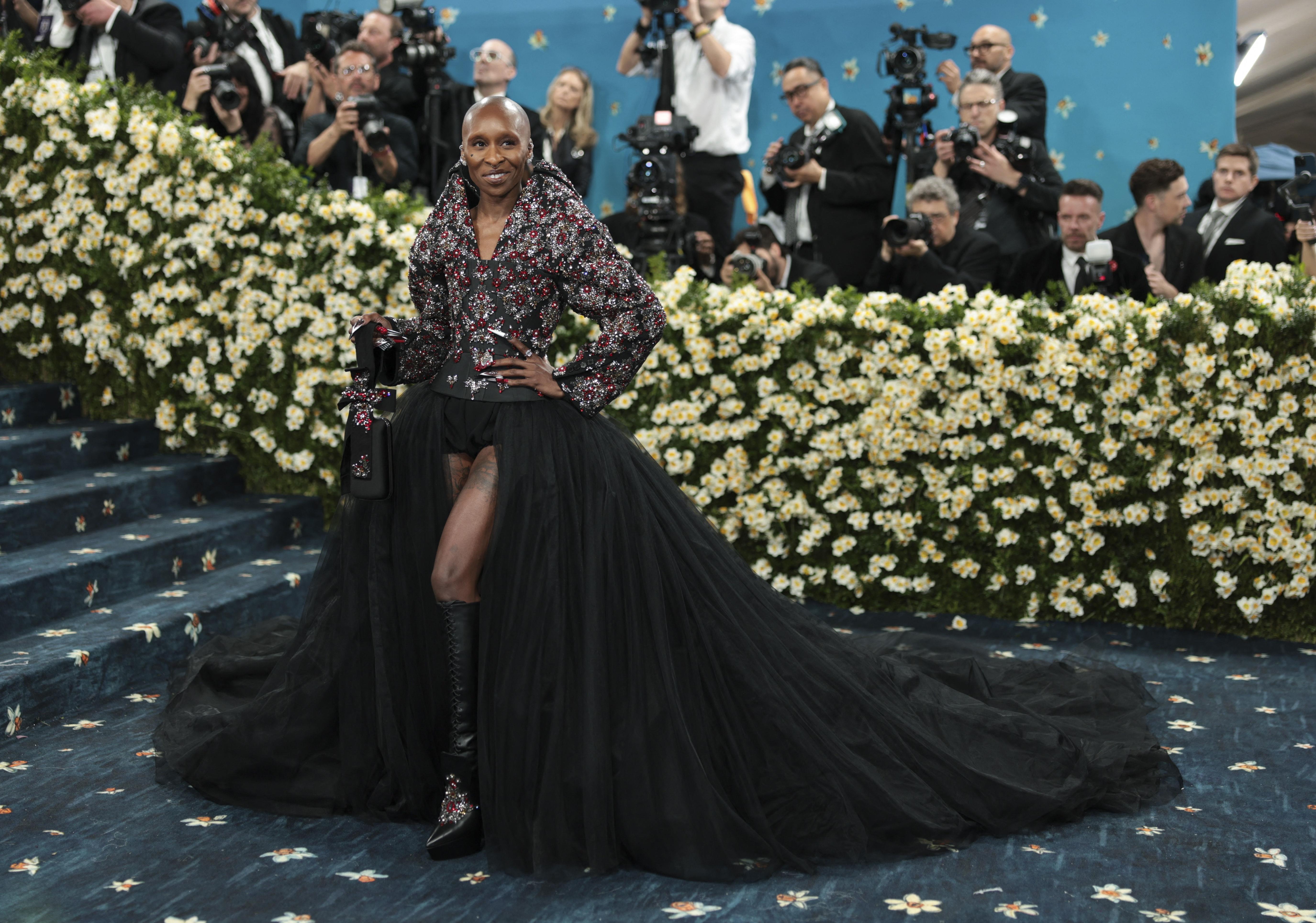 Met Gala／下身失踪晒辣腿成风潮　Lisa与菲董老婆惨撞LV黑丝袜 时尚穿搭 图4张