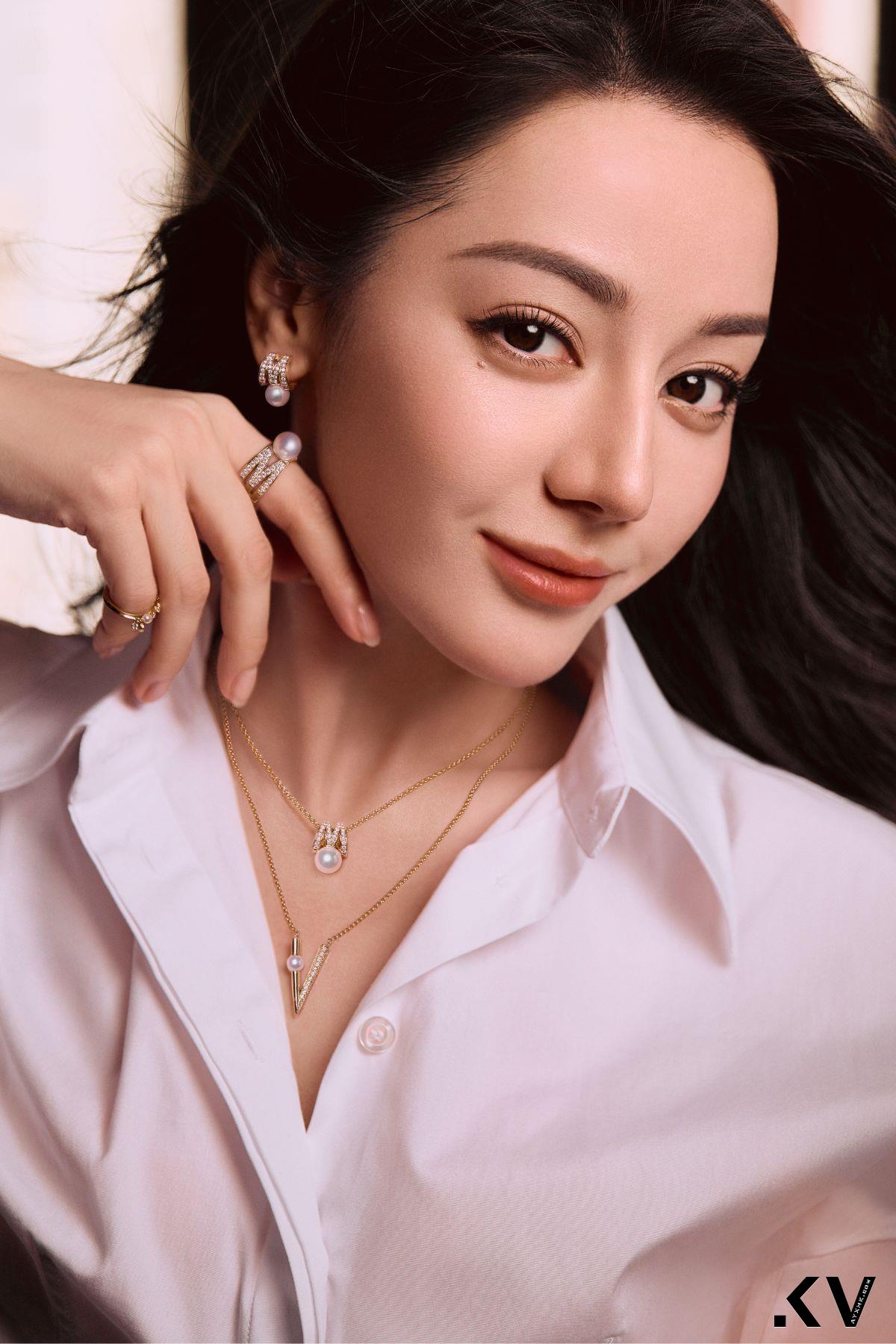 迪丽热巴白衬衫一样穿出气势　叠戴珍珠项炼自信爆棚 奢侈品牌 图1张