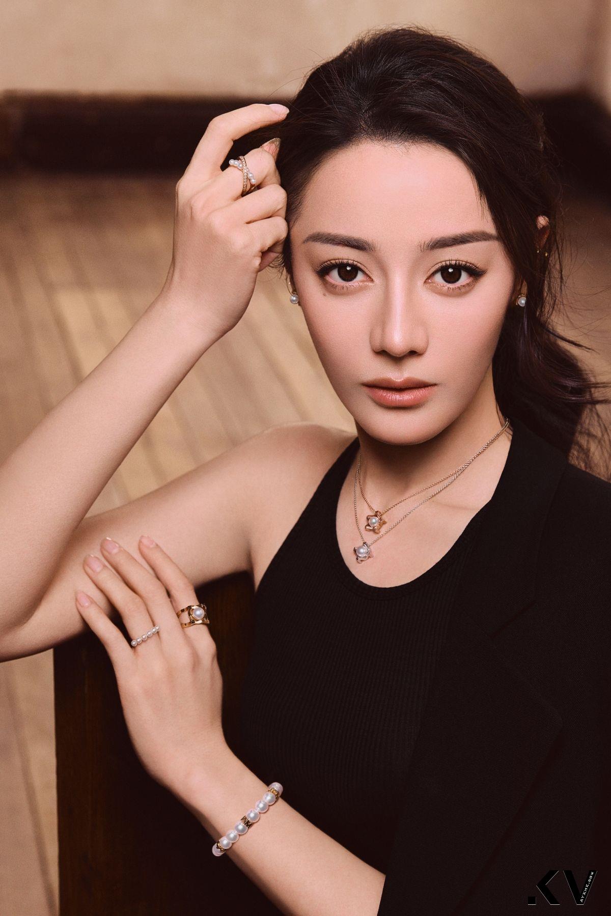 迪丽热巴白衬衫一样穿出气势　叠戴珍珠项炼自信爆棚 名人名流 图4张