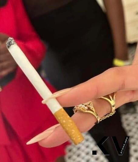 2025 Met Gala最精致细节是美甲！Jennie珍珠链、LV缝线变指甲上的风景 最新资讯 图2张