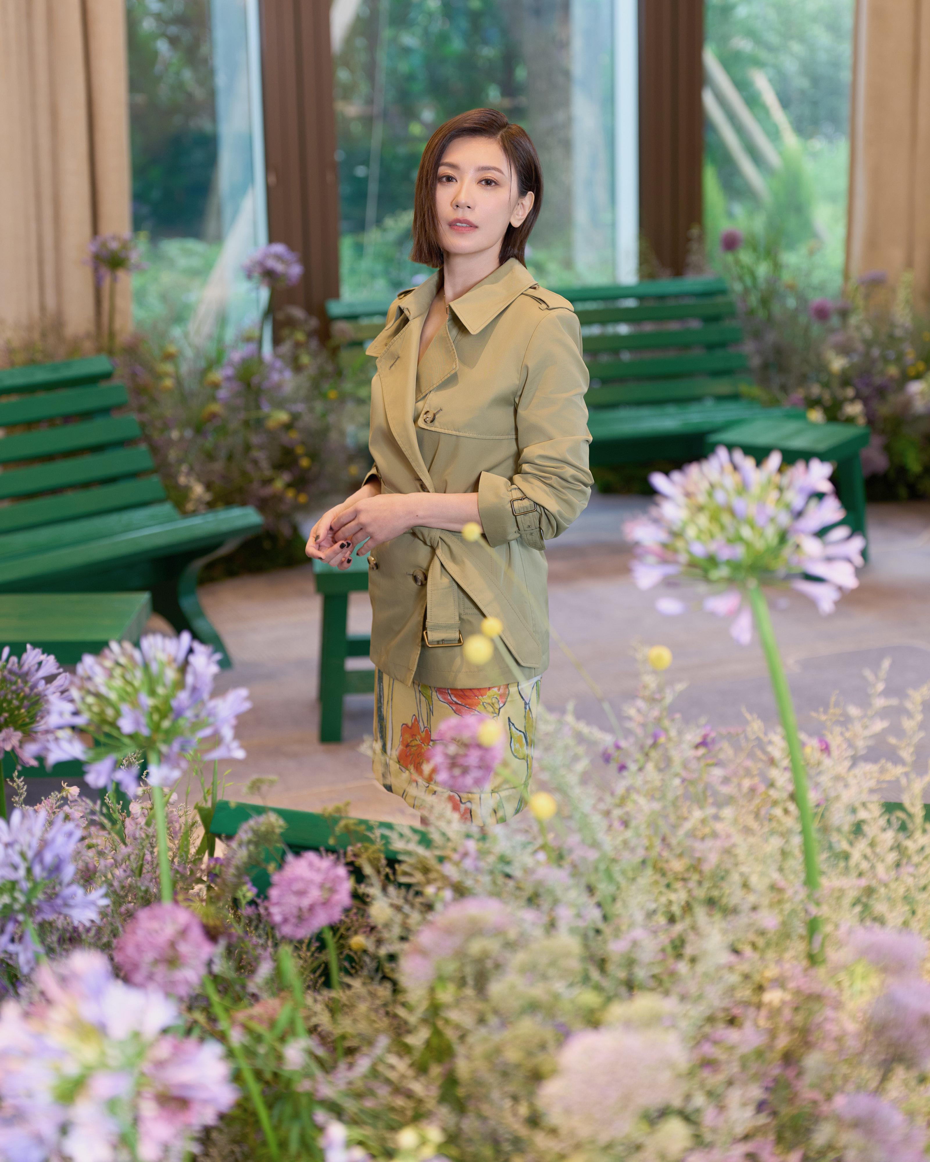 贾静雯“等身材练好一点”想把丝巾当上衣穿　抢逛Burberry花园派对 名人名流 图1张
