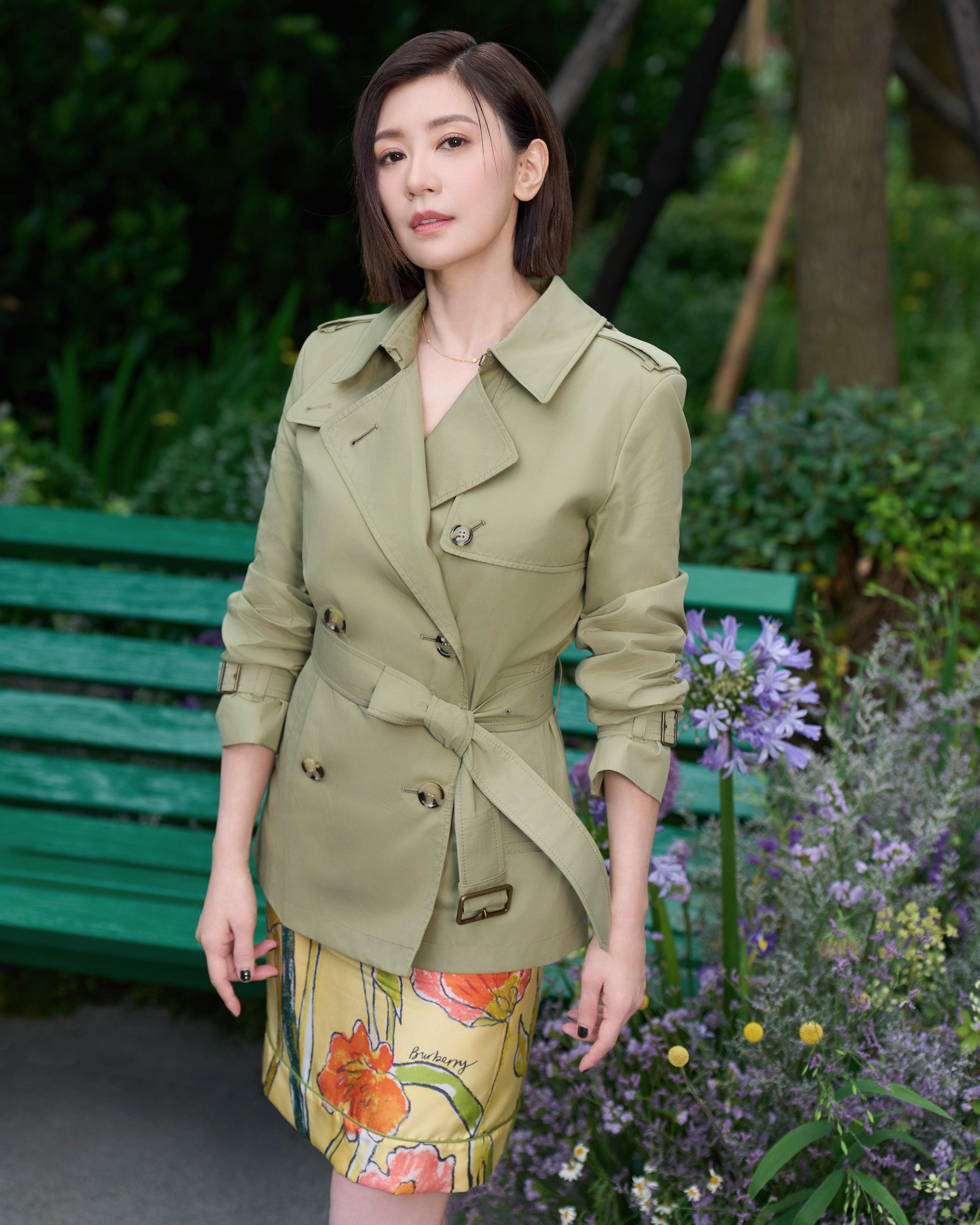贾静雯“等身材练好一点”想把丝巾当上衣穿　抢逛Burberry花园派对 名人名流 图2张