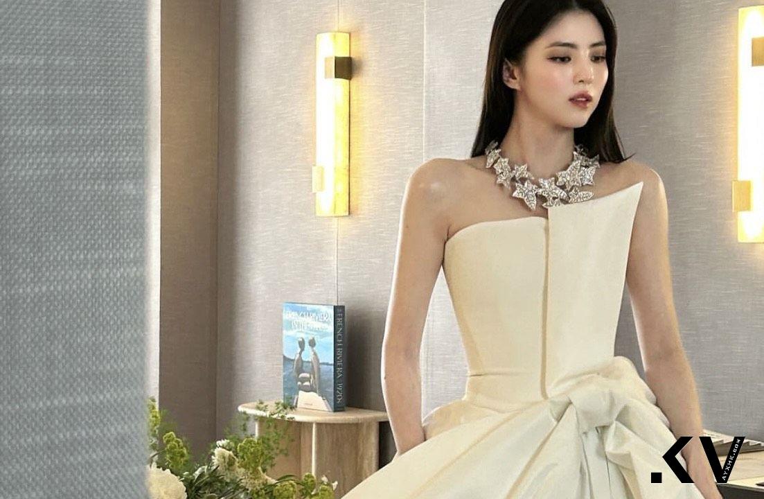 韩韶禧女神造型降临坎城　空挡脱华服抱玩偶冲海边 时尚穿搭 图1张