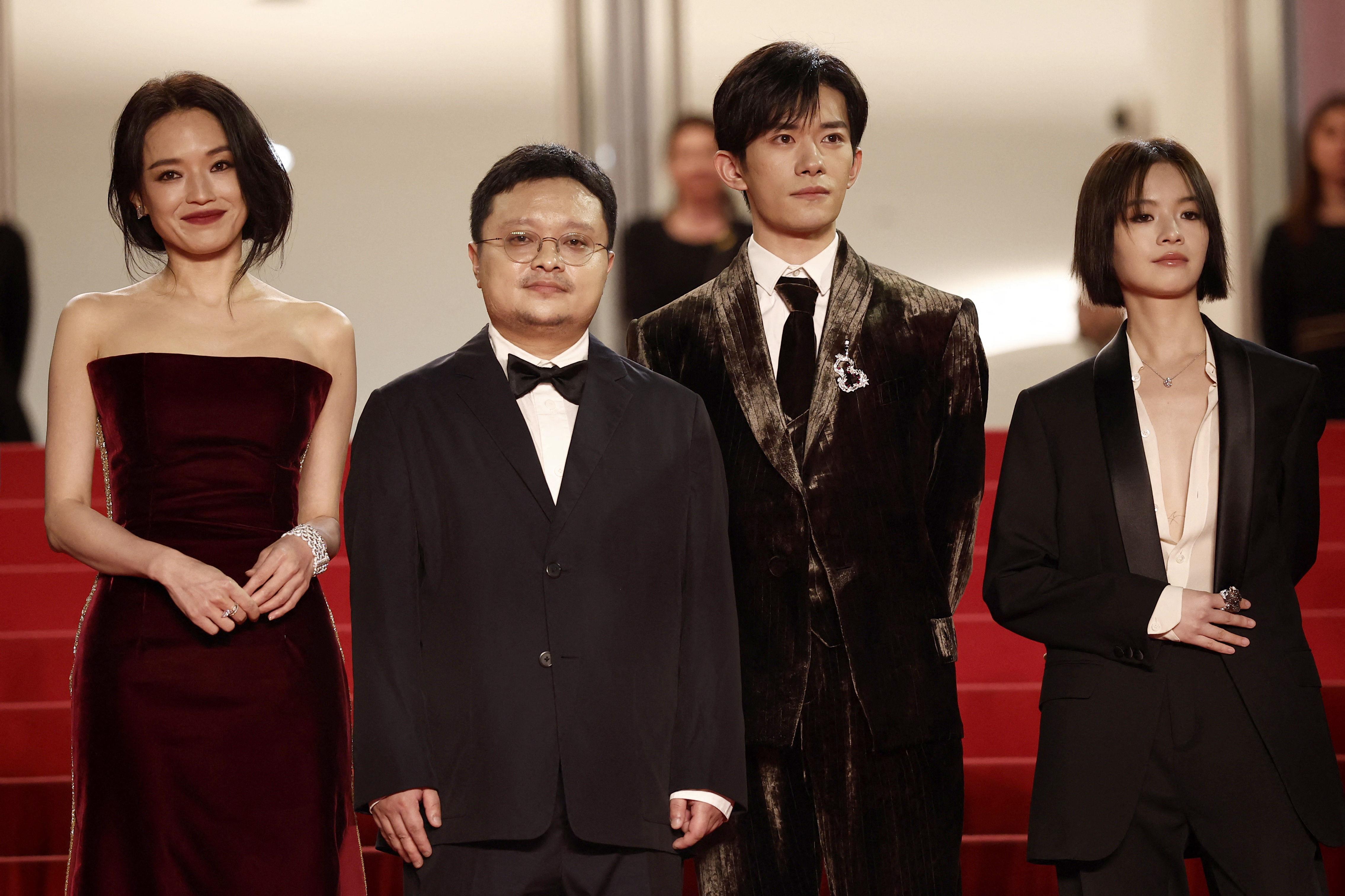 舒淇登坎城「红毯战神」东方刺绣礼服超养眼！与男神易烊千玺帅美同框 时尚穿搭 图1张
