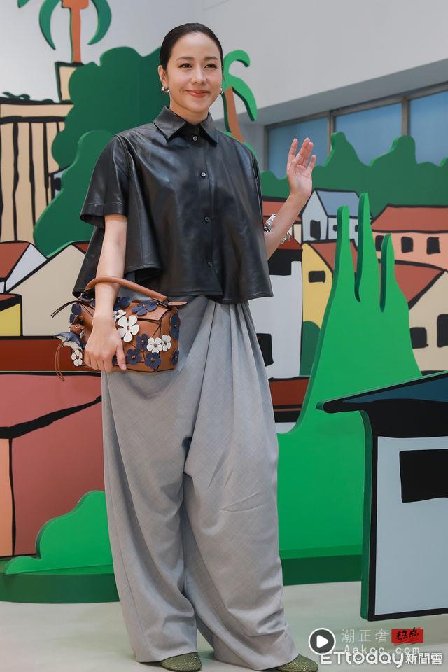 林嘉欣现身LOEWE展“一下飞机就吃牛肉面”　魏如萱喊话金曲战袍要巨美 名人名流 图1张
