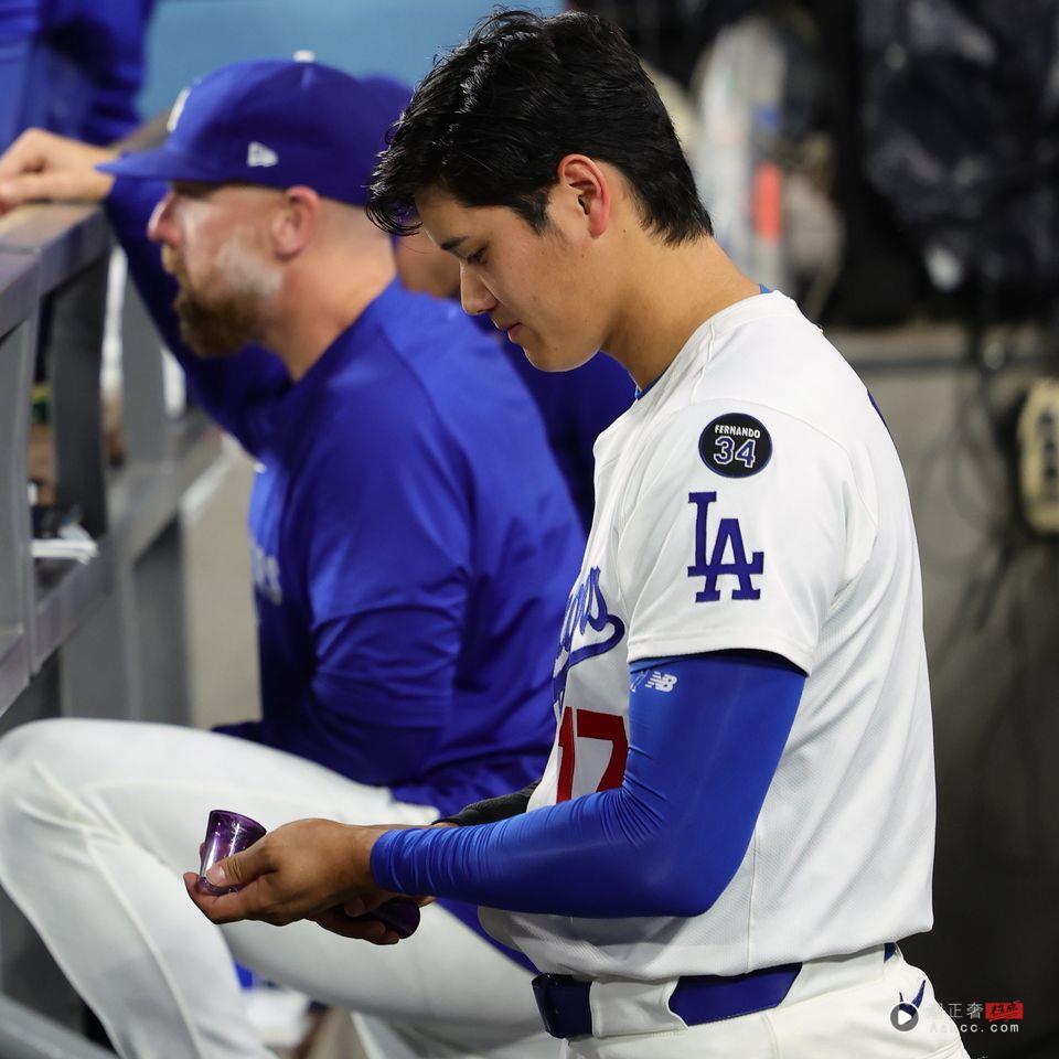 大谷翔平边比赛边保养超敬业！网赞：根本最称职代言人 名人名流 图2张