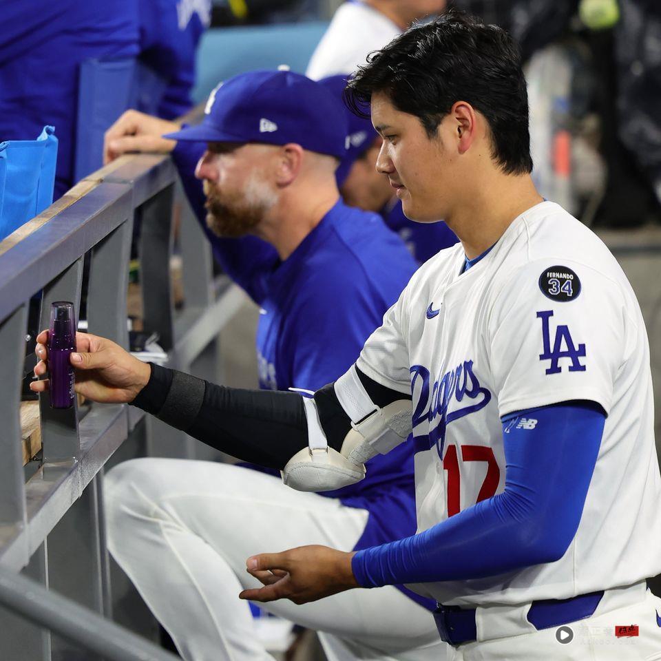 大谷翔平边比赛边保养超敬业！网赞：根本最称职代言人 名人名流 图3张
